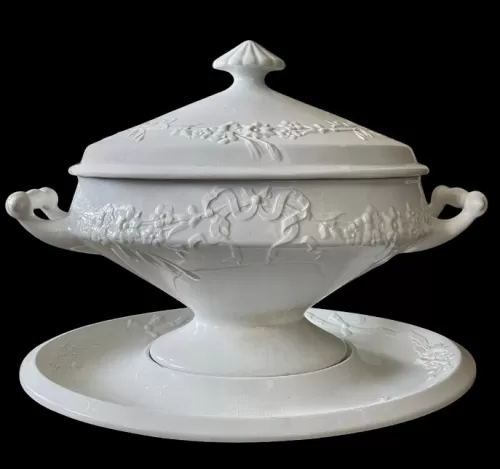 Garland | Cockson & Chetwynd (& Co.) | Sauce or Soup Tureen Base, Lid, and Underplate | Item | 001