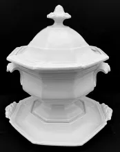 Gothic_Samuel Alcock & Co._Sauce or Soup Tureen Base, Lid, and Underplate_Item_001