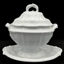 Paneled Grape_Jacob Furnival_Sauce or Soup Tureen Base, Lid, and Underplate_Item_001
